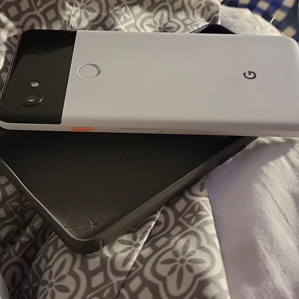 Galaxy Pixel 2 XL excellent condition with case - Unlocked